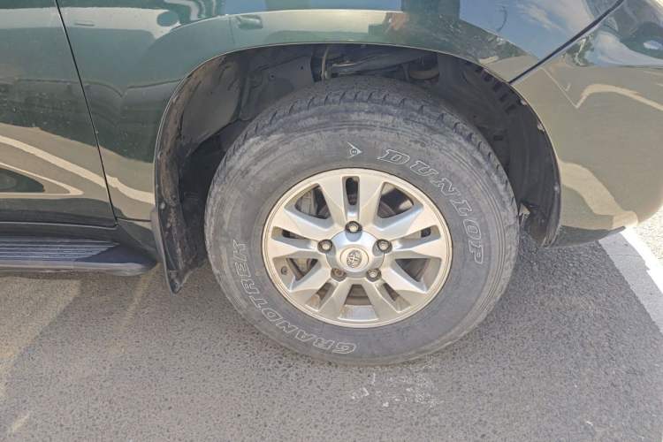 Used Toyota Land Cruiser 2012 4.0L Automatic VX Right Front Wheel Hub