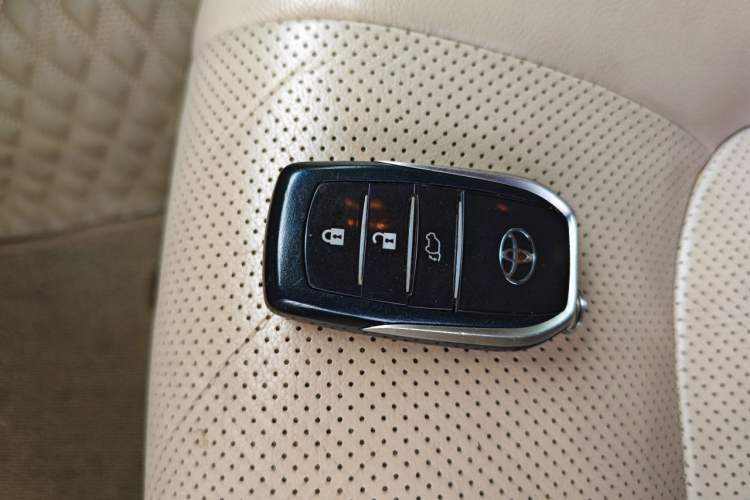 Used Toyota Land Cruiser 2012 4.6L Automatic VX-R Vehicle Key