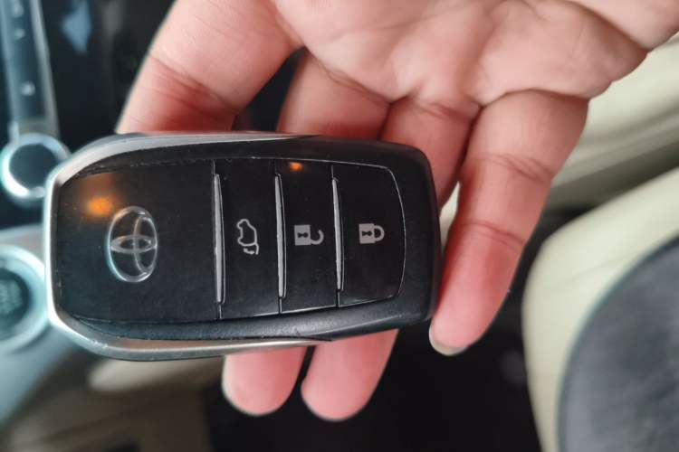 Used Toyota Land Cruiser 2012 4.6L Automatic VX-R Vehicle Key