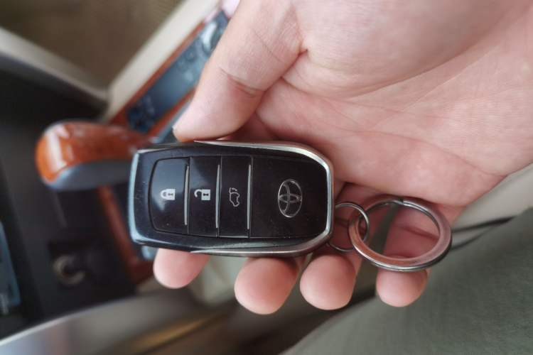 Used Toyota Land Cruiser 2012 4.6L Automatic VX-R Vehicle Key