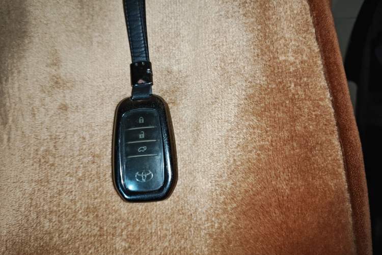 Used Toyota Land Cruiser 2012 4.6L Automatic VX-R Vehicle Key
