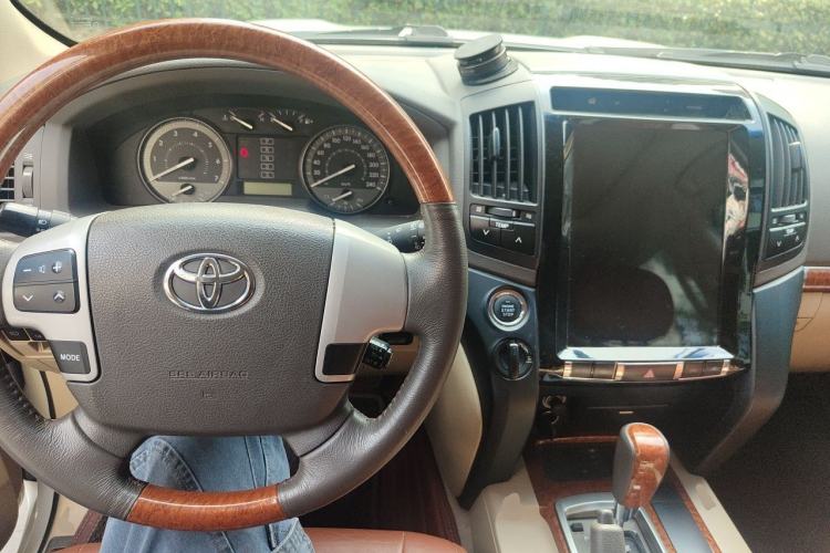 Used Toyota Land Cruiser 2012 4.0L Automatic VX Center Console