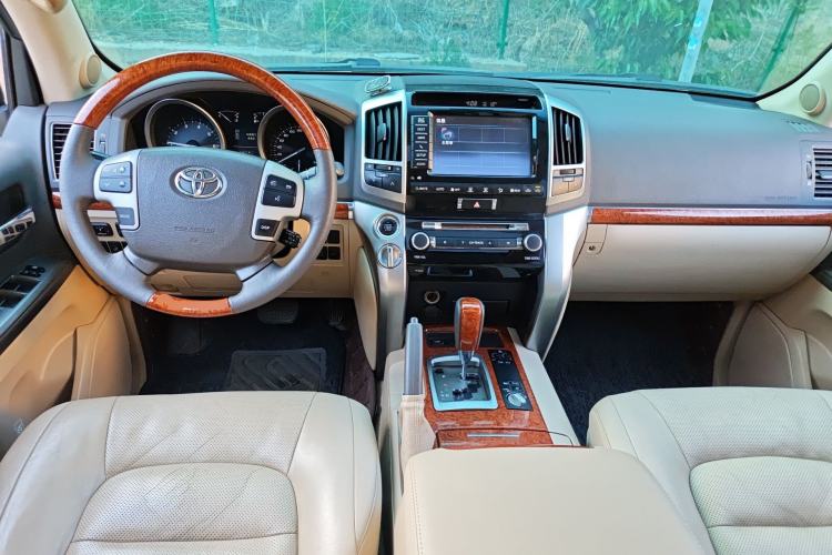 Used Toyota Land Cruiser 2012 4.6L Automatic VX-R Center Console