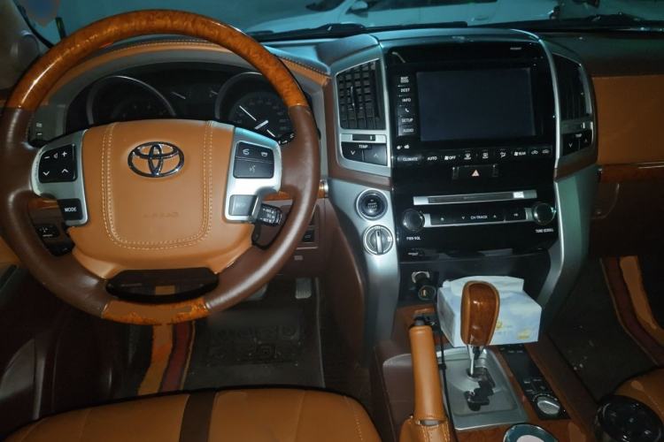 Used Toyota Land Cruiser 2012 4.6L Automatic VX-R Center Console