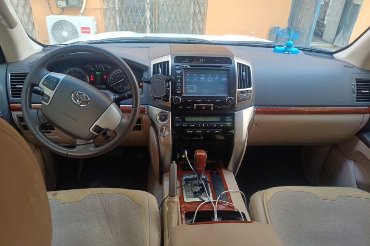 Used Toyota Land Cruiser 2012 4.0L Automatic VX Center Console