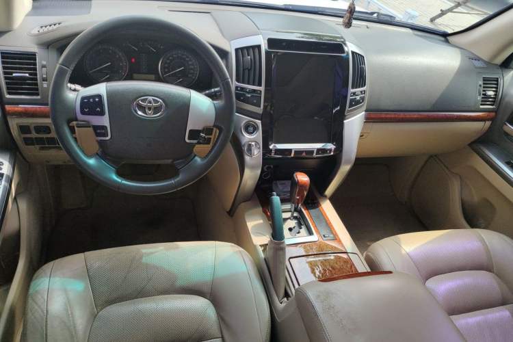 Used Toyota Land Cruiser 2012 4.0L Automatic VX Center Console