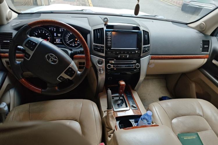 Used Toyota Land Cruiser 2012 4.6L Automatic VX-R Center Console