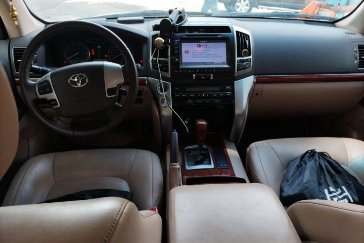 Used Toyota Land Cruiser 2012 4.0L Automatic VX Center Console