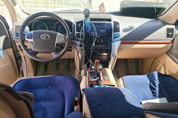 Used Toyota Land Cruiser 2012 4.6L Automatic VX Center Console