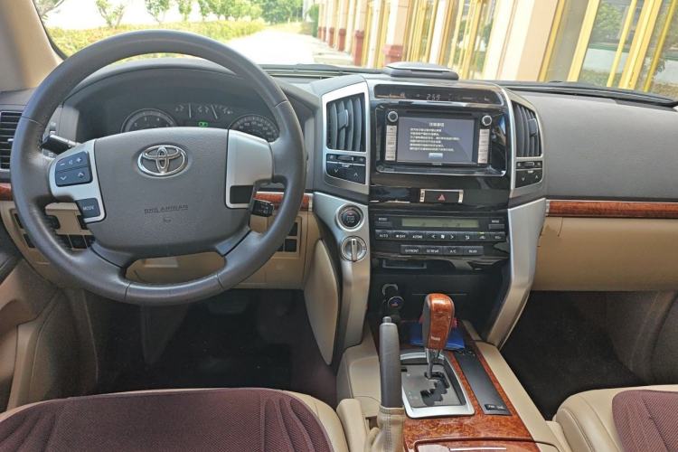 Used Toyota Land Cruiser 2012 4.0L Automatic VX Center Console