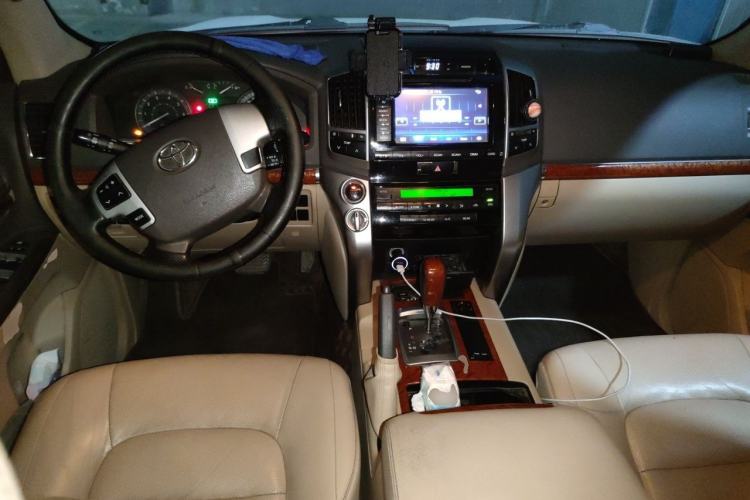 Used Toyota Land Cruiser 2012 4.0L Automatic VX Center Console