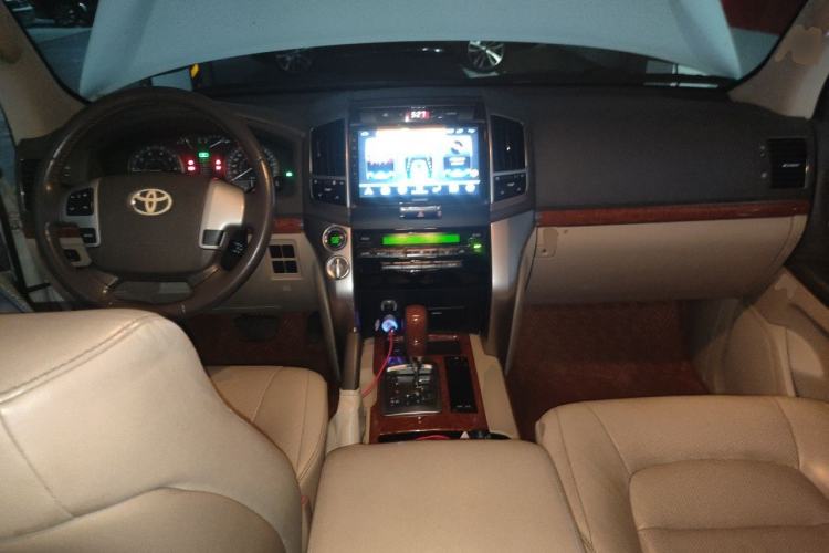 Used Toyota Land Cruiser 2012 4.0L Automatic VX Center Console