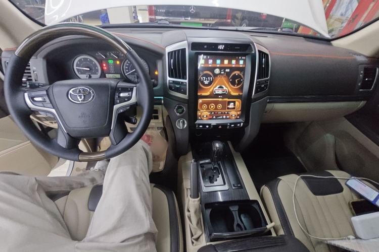 Used Toyota Land Cruiser 2012 4.0L Automatic VX Center Console