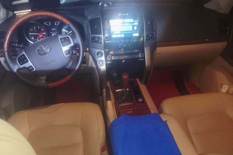 Used Toyota Land Cruiser 2012 4.6L Automatic VX-R Center Console