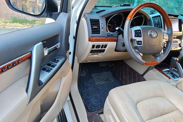 Used Toyota Land Cruiser 2012 4.6L Automatic VX-R Driver Seat