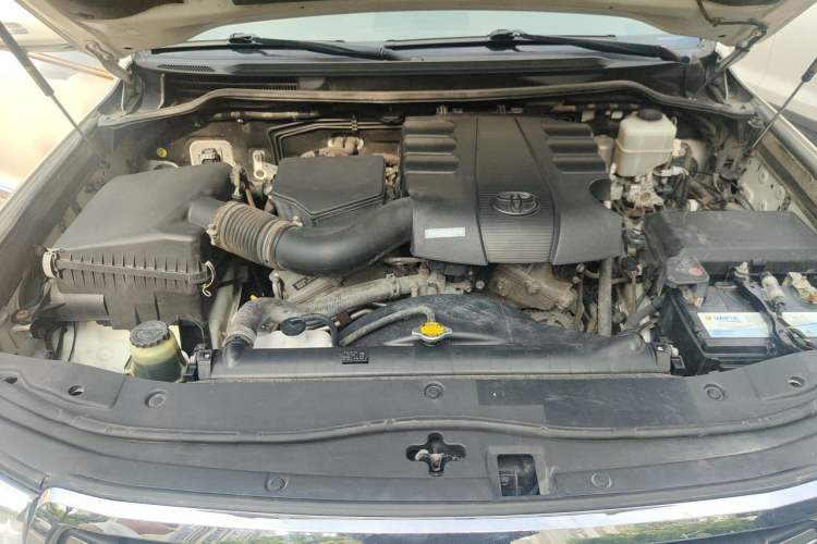 Used Toyota Land Cruiser 2012 4.0L Automatic VX Engine Bay