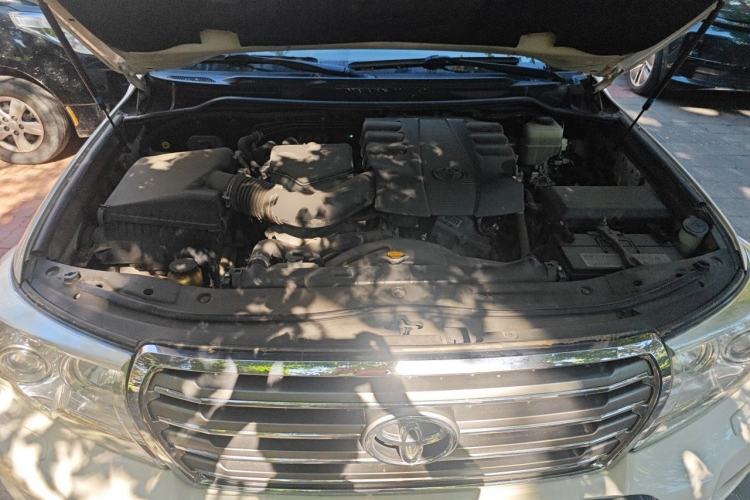 Used Toyota Land Cruiser 2012 4.0L Automatic VX Engine Bay