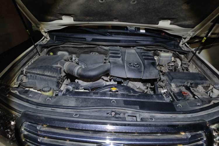 Used Toyota Land Cruiser 2012 4.0L Automatic GX-R Engine Bay