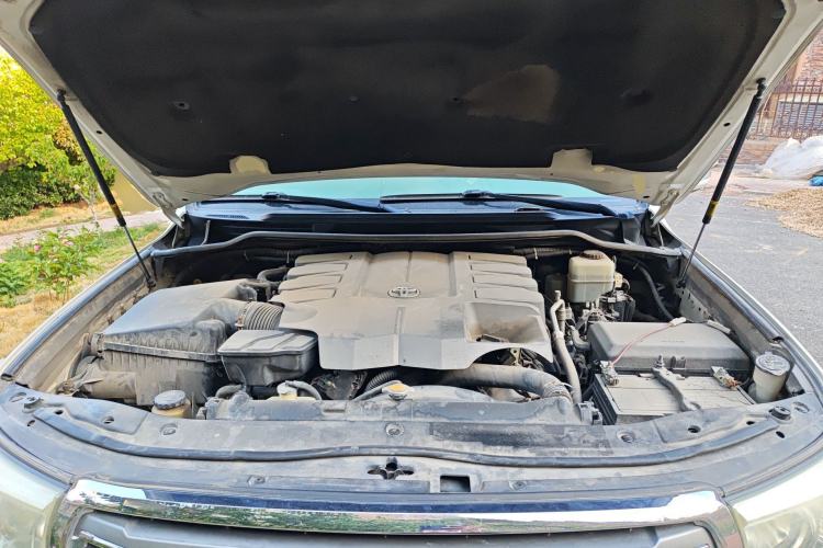 Used Toyota Land Cruiser 2012 4.6L Automatic VX-R Engine Bay