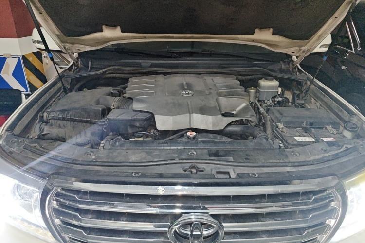 Used Toyota Land Cruiser 2012 4.6L Automatic VX-R Engine Bay