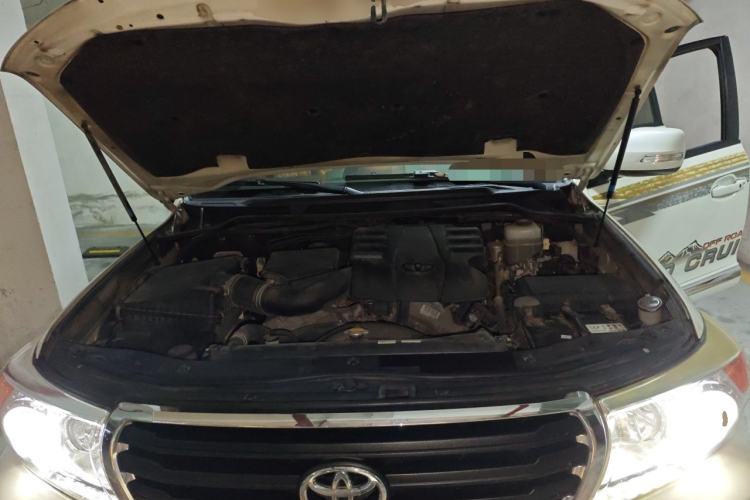 Used Toyota Land Cruiser  Engine Bay