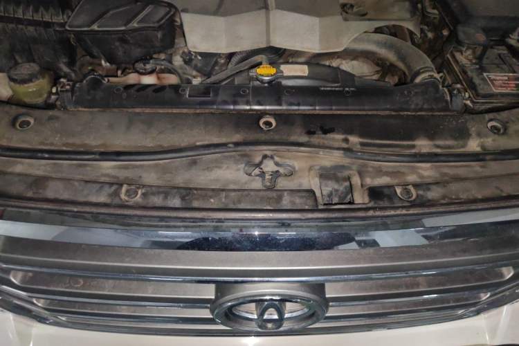 Used Toyota Land Cruiser 2012 4.6L Automatic VX-R Engine Bay