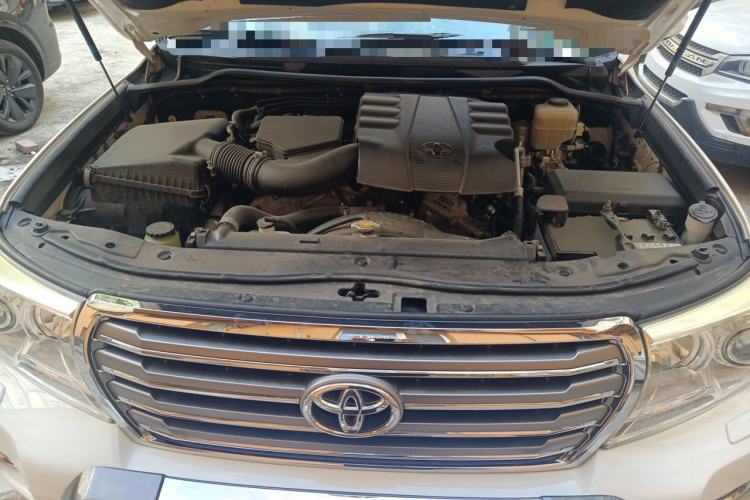 Used Toyota Land Cruiser 2012 4.0L Automatic VX Engine Bay
