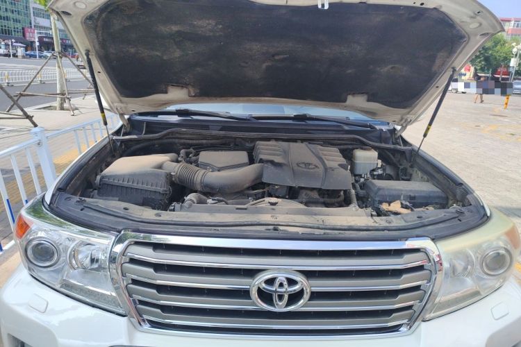 Used Toyota Land Cruiser 2012 4.0L Automatic VX Engine Bay