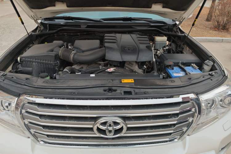 Used Toyota Land Cruiser  Engine Bay