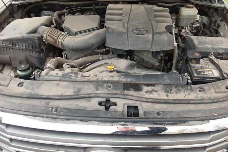 Used Toyota Land Cruiser 2012 4.0L Automatic VX Engine Bay