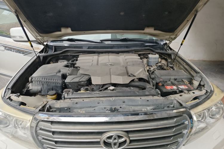 Used Toyota Land Cruiser 2012 4.6L Automatic VX-R Engine Bay