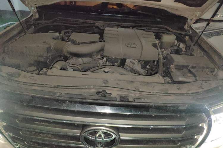 Used Toyota Land Cruiser 2012 4.0L Automatic VX Engine Bay