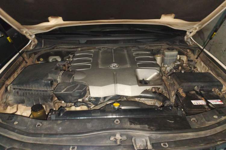 Used Toyota Land Cruiser 2012 4.6L Automatic VX-R Engine Bay