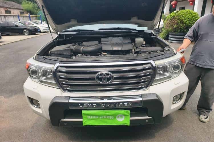 Used Toyota Land Cruiser 2012 4.0L Automatic VX Engine Bay