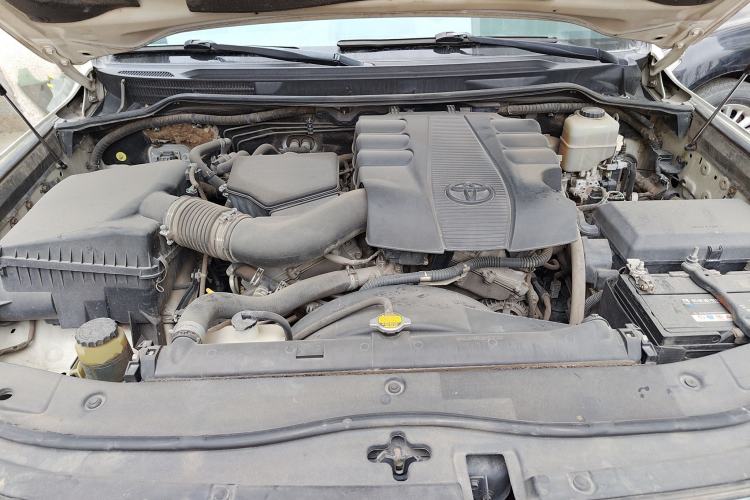 Used Toyota Land Cruiser 2012 4.0L Automatic VX Engine Bay