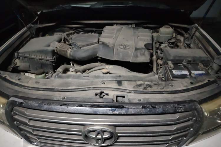 Used Toyota Land Cruiser 2012 4.0L Automatic VX Engine Bay
