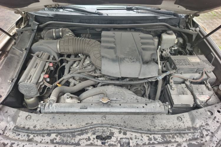Used Toyota Land Cruiser 2012 4.0L Automatic VX Engine Bay