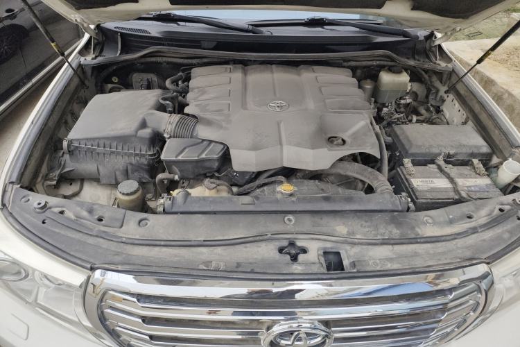 Used Toyota Land Cruiser 2012 4.6L Automatic VX-R Engine Bay