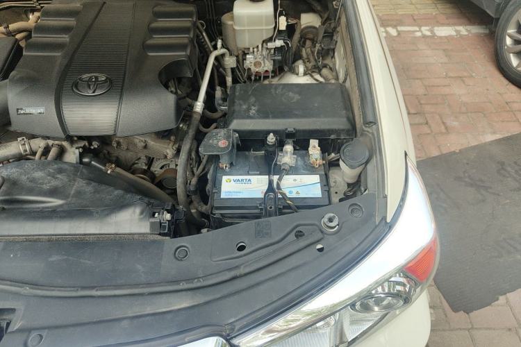 Used Toyota Land Cruiser 2012 4.0L Automatic VX Engine Bay Left