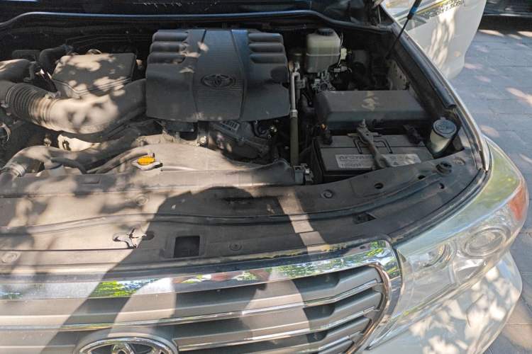 Used Toyota Land Cruiser 2012 4.0L Automatic VX Engine Bay Left
