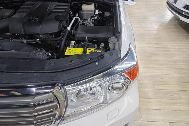 Used Toyota Land Cruiser 2012 4.0L Automatic VX Engine Bay Left