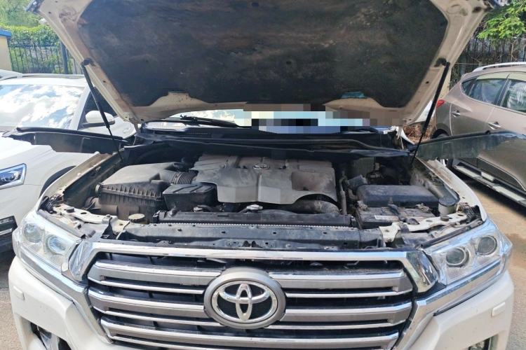 Used Toyota Land Cruiser 2012 4.6L Automatic VX Engine Bay