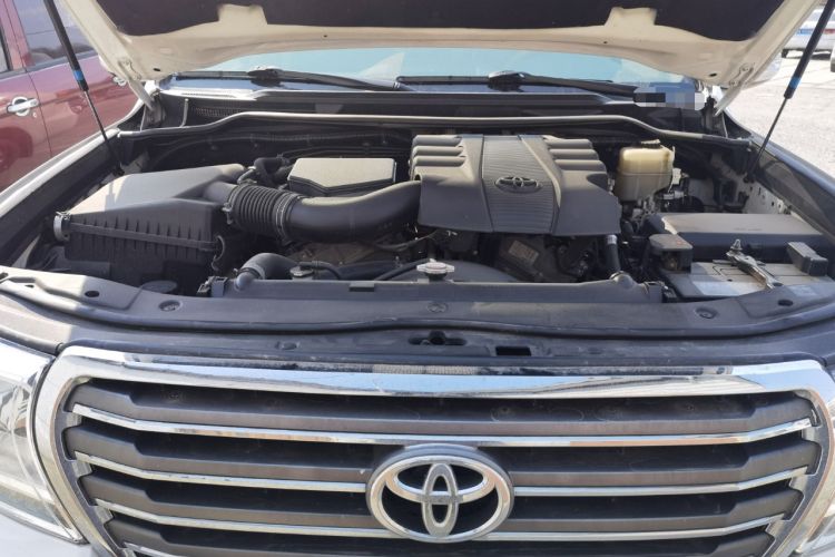 Used Toyota Land Cruiser 2012 4.0L Automatic VX Engine Bay