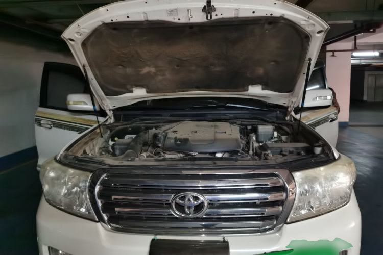 Used Toyota Land Cruiser  Engine Bay