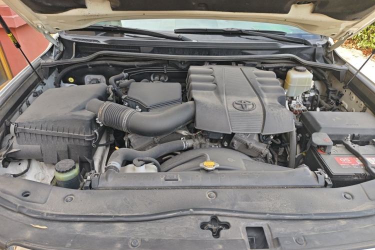 Used Toyota Land Cruiser 2012 4.0L Automatic VX Engine Bay