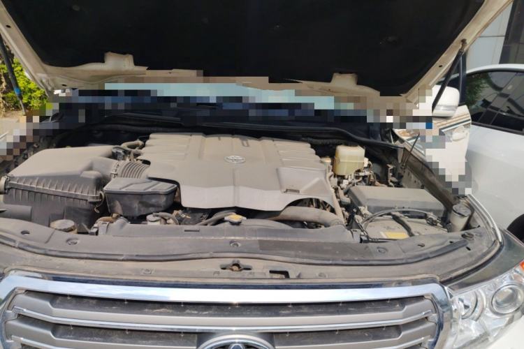 Used Toyota Land Cruiser 2012 4.6L Automatic VX-R Engine Bay