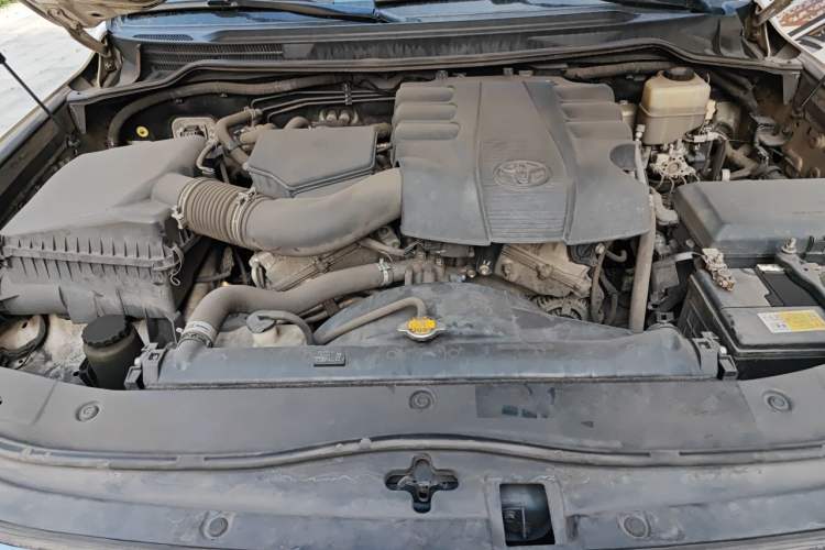 Used Toyota Land Cruiser 2012 4.0L Automatic VX Engine Bay