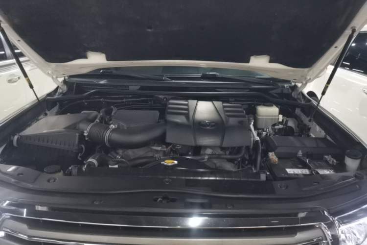 Used Toyota Land Cruiser 2012 4.0L Automatic VX Engine Bay
