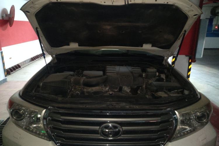 Used Toyota Land Cruiser 2012 4.0L Automatic VX Engine Bay