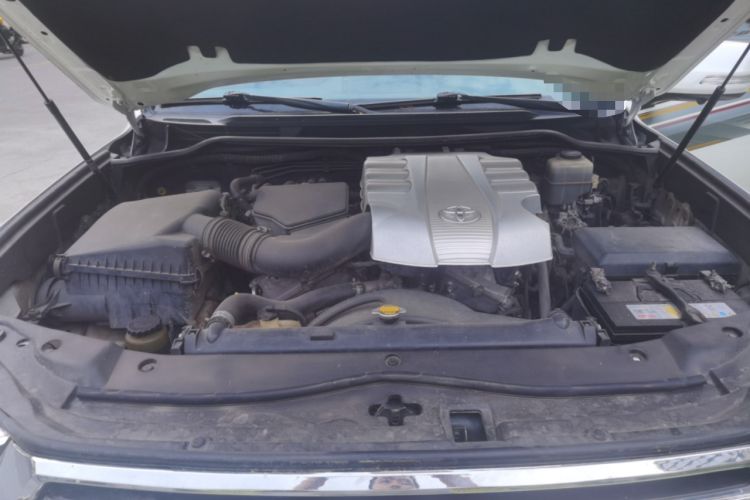 Used Toyota Land Cruiser 2012 4.0L Automatic VX Engine Bay